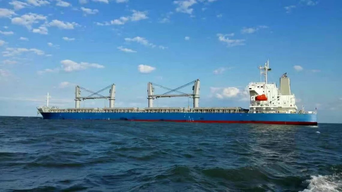 長城海運首次自有駁船過駁裝運